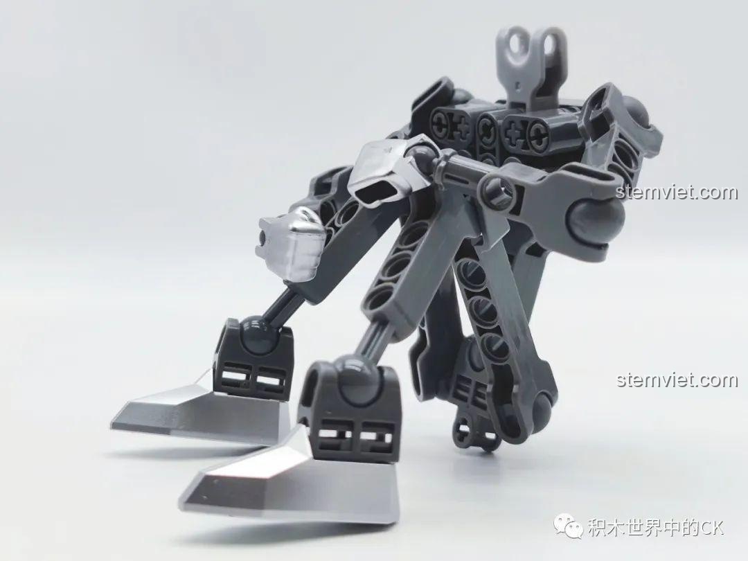 Khung xương mô hình lắp ráp Enlighten Ultraman trong tư thế quỳ, thể hiện khớp nối chắc chắn.