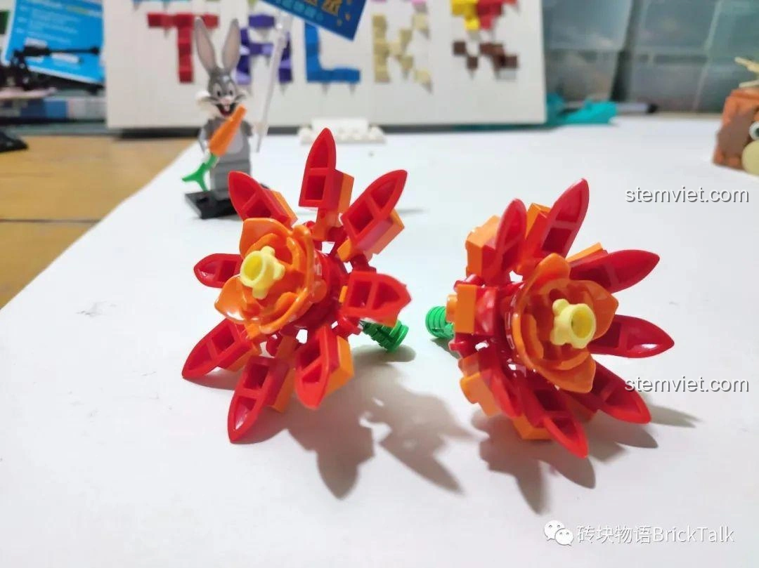 Hai bông hoa xương rồng đã được lắp hoàn chỉnh từ bộ Forange FC 8304 Mô hình Hoa Xương Rồng Nở, màu sắc rực rỡ.