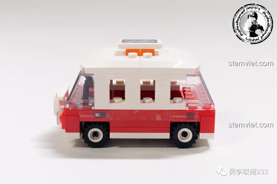 Mô hình xe bus Volkswagen T1 màu đỏ trắng từ bộ Forange FC8279 nhìn từ bên hông.