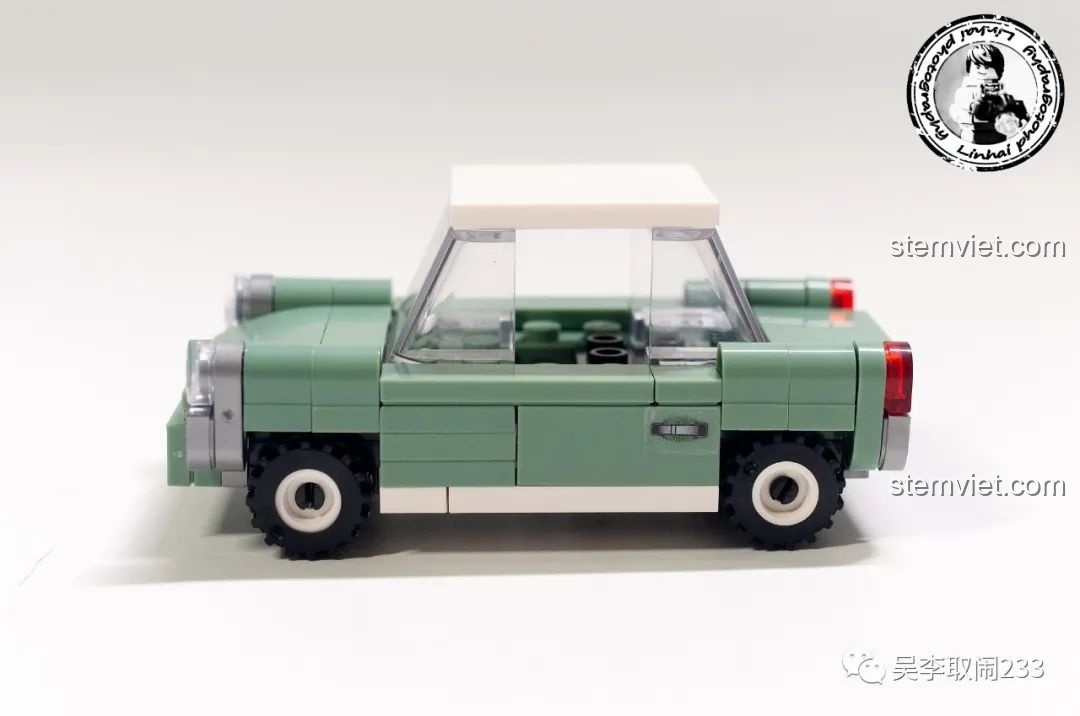 Mô hình xe hơi cổ điển màu xanh bạc hà từ bộ Forange FC8279 nhìn từ bên hông.