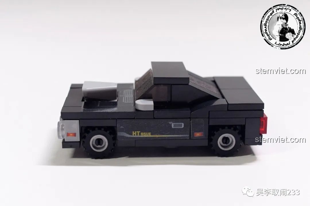 Mô hình xe cơ bắp Dodge Charger màu đen từ bộ Forange FC8279 nhìn từ bên hông.