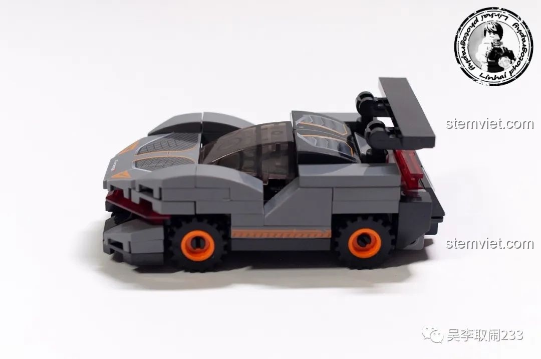 Mô hình siêu xe McLaren Senna màu xám từ bộ Forange FC8279 nhìn từ bên hông.