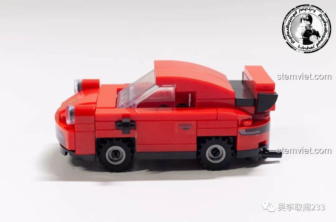 Mô hình xe Porsche 911 màu đỏ từ bộ Forange FC8279 nhìn từ bên hông.