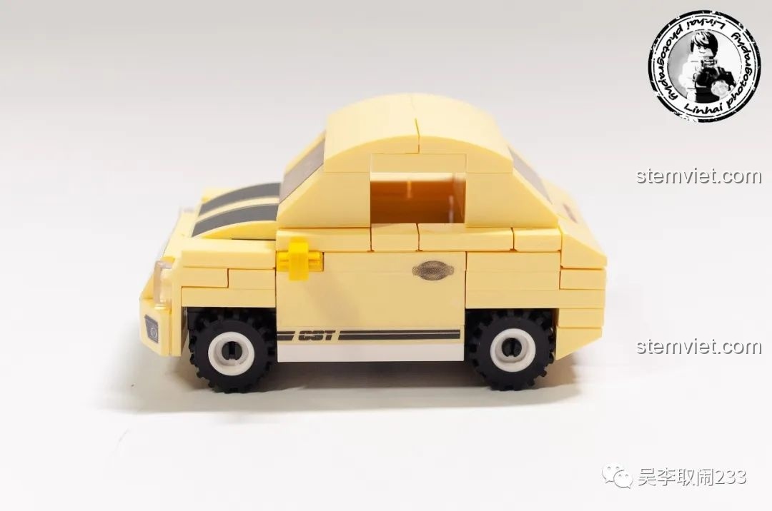 Mô hình xe Volkswagen Beetle màu vàng từ bộ Forange FC8279 nhìn từ bên hông.