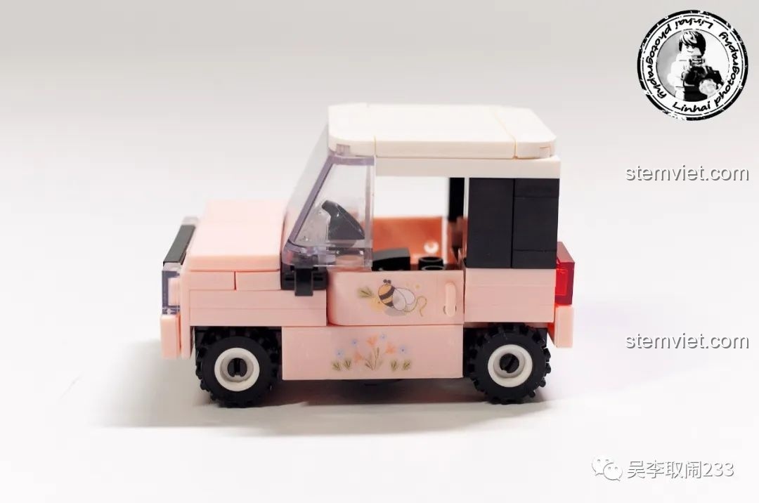 Mô hình xe Wuling Mini EV màu hồng từ bộ Forange FC8279 nhìn từ bên hông.