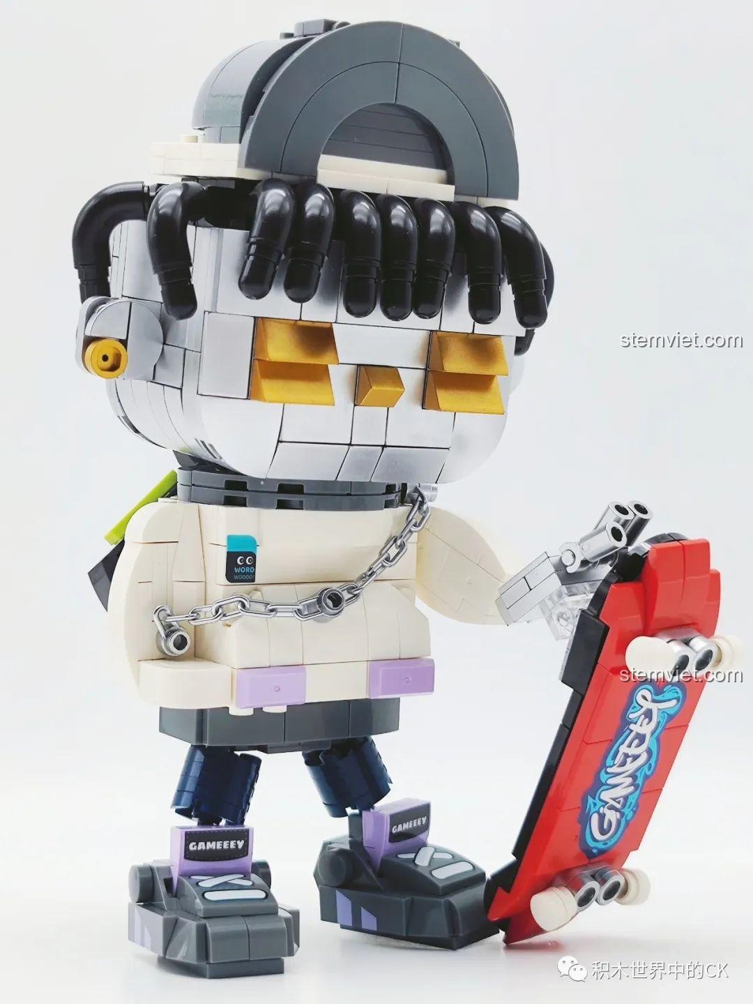 Cận cảnh khuôn mặt của mô hình Gameeey Trượt Ván W9001, với đôi mắt kính vàng và tóc dreadlock.