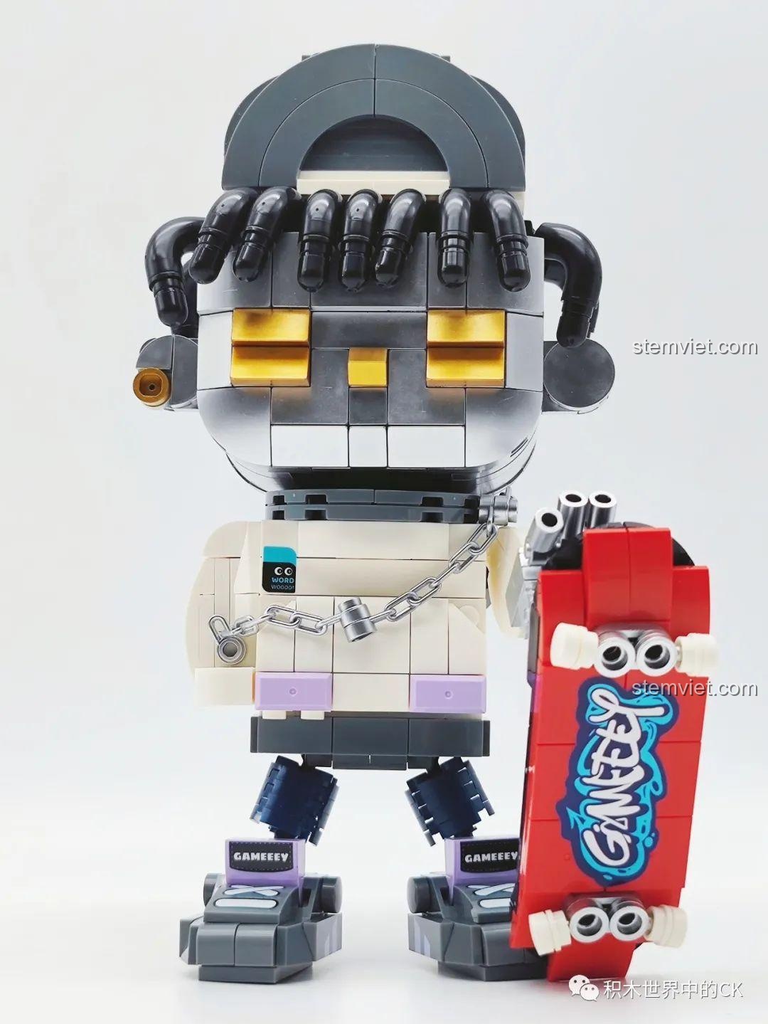 Góc nhìn cận cảnh quá trình lắp ráp phần đầu của mô hình Gameeey Trượt Ván W9001.