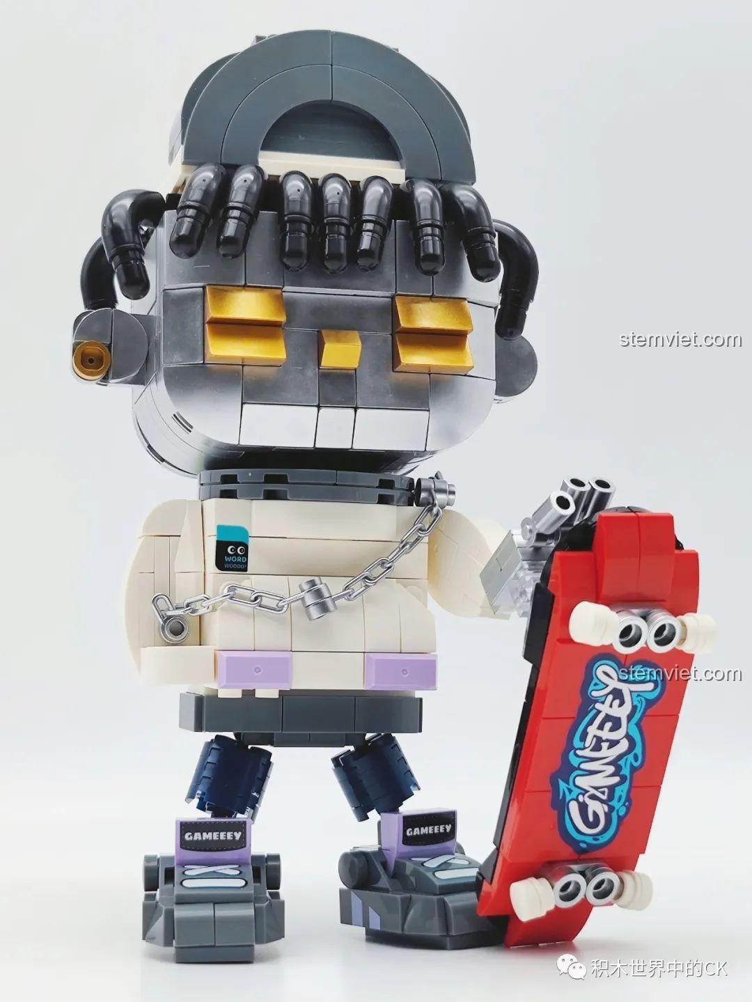 Mô hình Gameeey Trượt Ván W9001 đang được lắp phần đầu, với các chi tiết mắt kính vàng nổi bật.