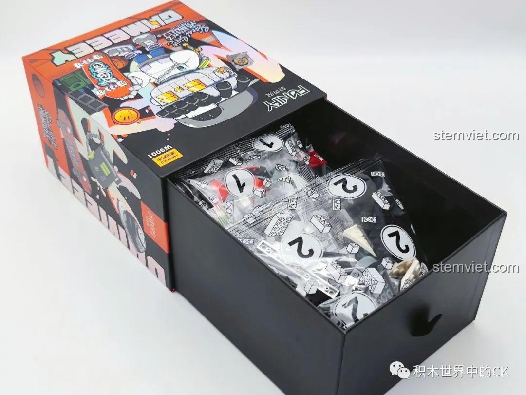 Hộp đồ chơi xếp hình Mô hình Gameeey Trượt Ván W9001 mở ra, lộ các túi mảnh ghép được đánh số.