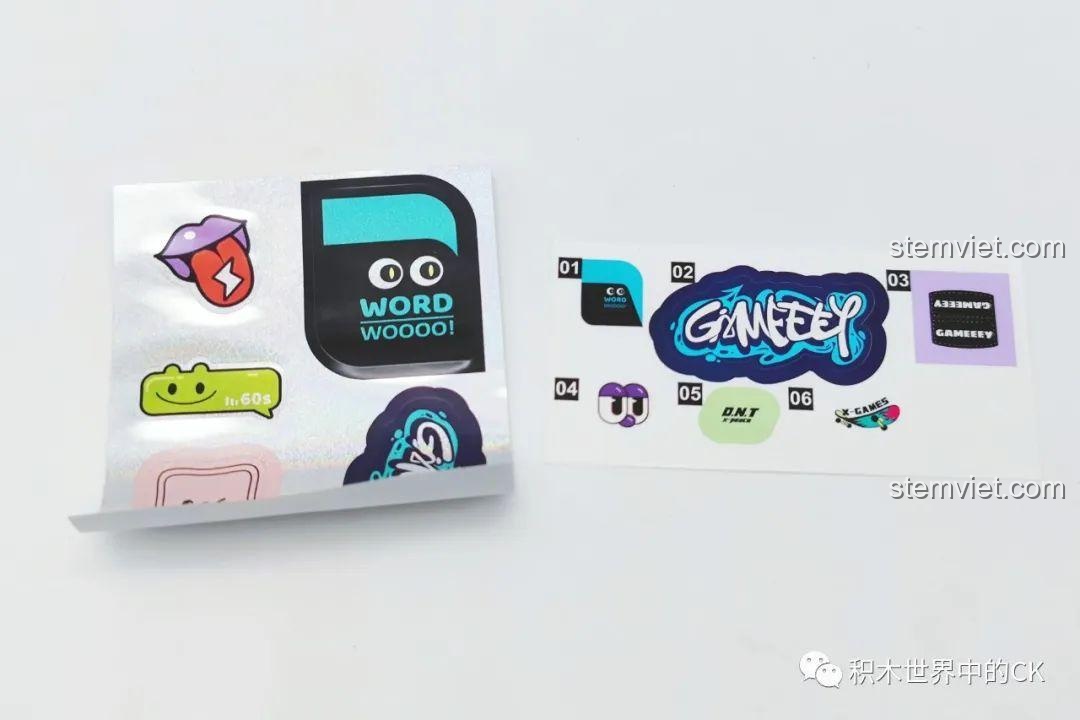 Tấm sticker DIY đi kèm bộ lắp ghép Figure Gameeey W9001, với nhiều hình ảnh phong cách đường phố.