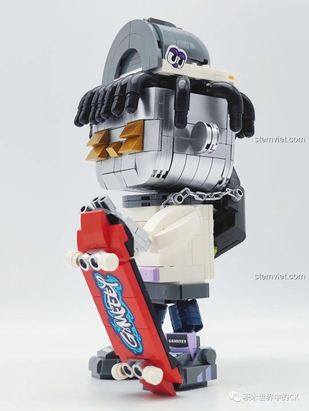 Mô hình Gameeey Trượt Ván W9001 đã hoàn thiện, đứng cạnh ván trượt, thể hiện phong cách đường phố.