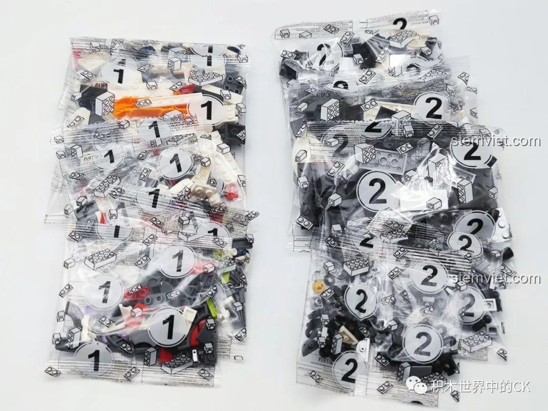 Các túi mảnh ghép của đồ chơi xếp hình Mô hình Gameeey Trượt Ván W9001 được phân loại theo số.