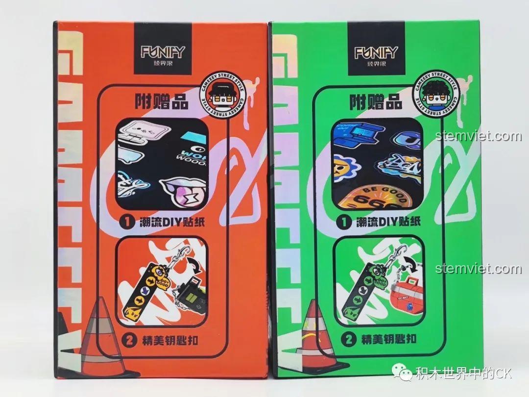 Phụ kiện đi kèm bộ lắp ghép Figure Gameeey W9001 và W9002: sticker DIY và móc khóa độc đáo.