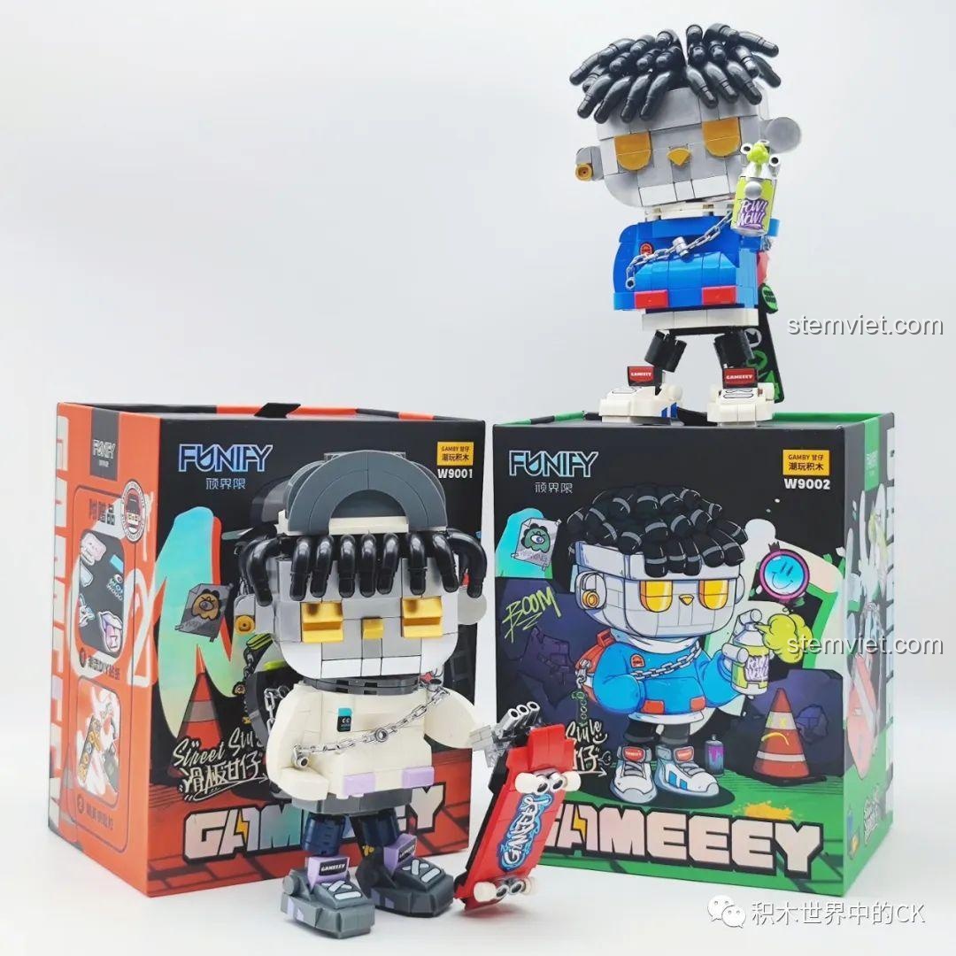Mô hình Gameeey Phun Sơn W9002 đứng trên hộp của Gameeey Trượt Ván W9001, tạo dáng độc đáo.