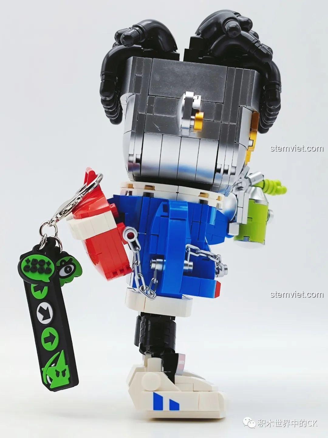 Cận cảnh khuôn mặt của mô hình Gameeey Phun Sơn W9002, với đôi mắt kính vàng và tóc dreadlock.