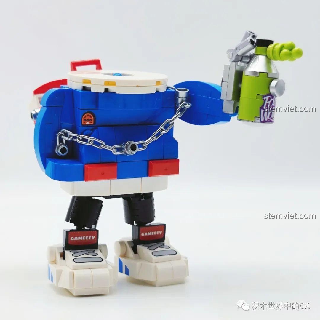 Mô hình Gameeey Phun Sơn W9002 đang được lắp phần đầu, với kiểu tóc dreadlock và mắt kính vàng.