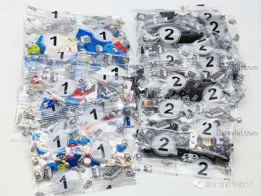 Quá trình lắp ráp mô hình Gameeey Phun Sơn W9002, phần thân và chân đang được hoàn thiện.