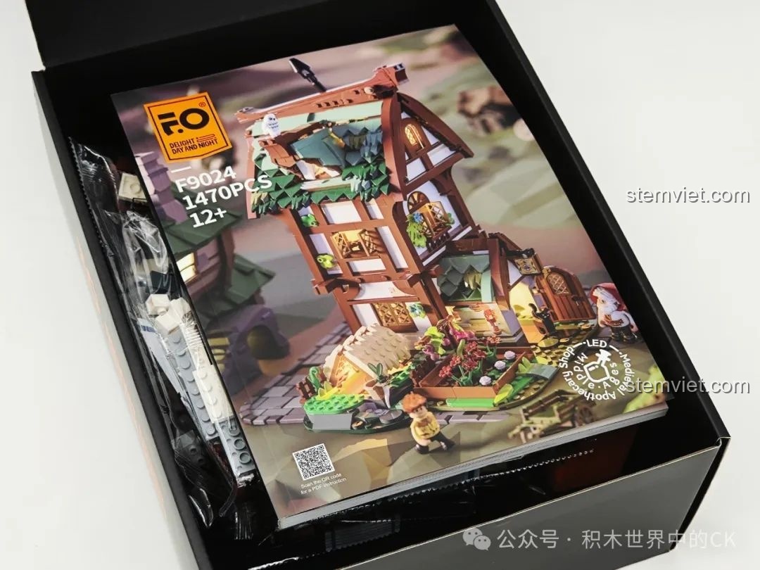 Bên trong hộp đồ chơi lắp ráp FunWhole F9024 Tiệm Thuốc Thời Trung Cổ, sách hướng dẫn và túi mảnh đầu tiên.