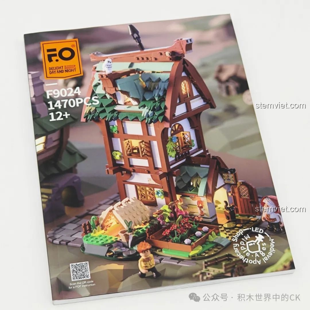 Sách hướng dẫn lắp ráp của bộ FunWhole F9024 Tiệm Thuốc Thời Trung Cổ, bìa trước in hình mô hình.