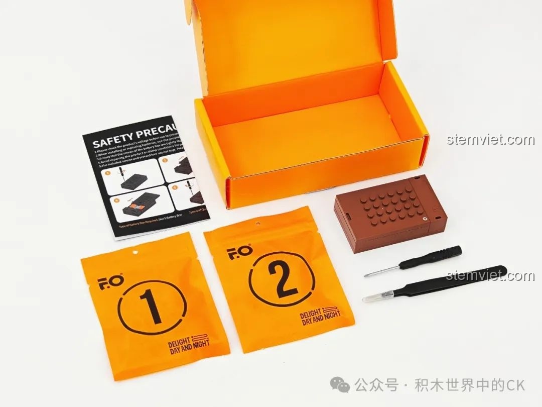 Bộ đèn LED và các dụng cụ hỗ trợ lắp ráp của bộ FunWhole F9024 Tiệm Thuốc Thời Trung Cổ.