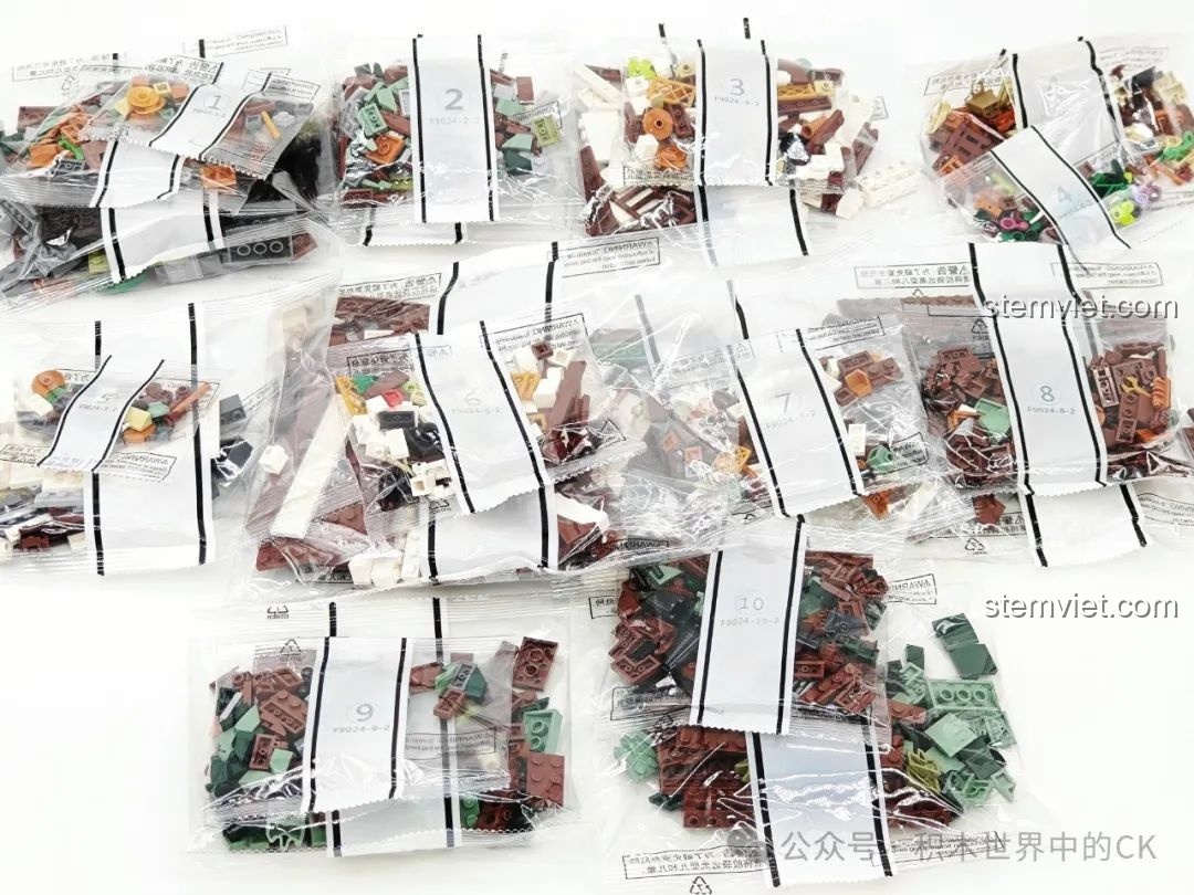 Các túi mảnh được đánh số của bộ FunWhole F9024 Tiệm Thuốc Thời Trung Cổ, sắp xếp gọn gàng.