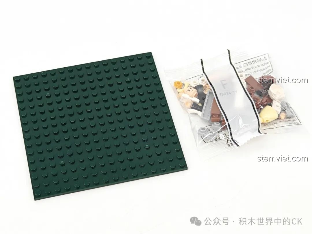 Tấm đế và túi mảnh đầu tiên của bộ FunWhole F9024 Tiệm Thuốc Thời Trung Cổ, sẵn sàng lắp ráp.