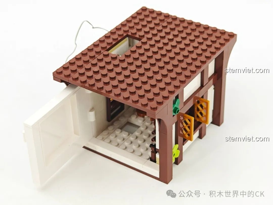 Các bức tường tầng trên của bộ FunWhole F9024 Tiệm Thuốc Thời Trung Cổ đã được dựng lên.