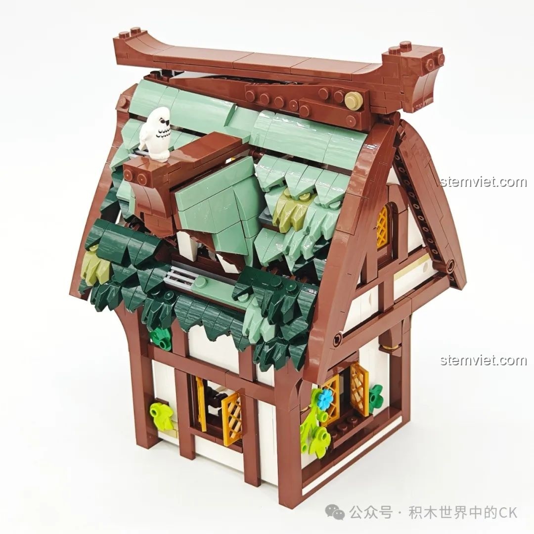 Mái nhà của bộ FunWhole F9024 Tiệm Thuốc Thời Trung Cổ đã hoàn thiện, với ống khói và chi tiết.