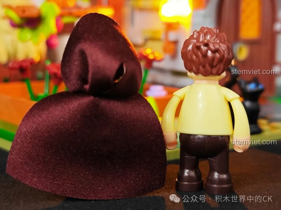 Góc nhìn chính diện của mô hình FunWhole F9024 Tiệm Thuốc Thời Trung Cổ với đèn LED bật sáng.