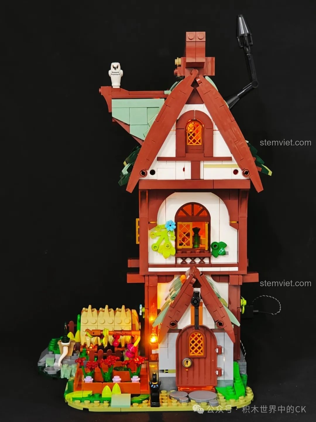 Mặt sau của mô hình FunWhole F9024 Tiệm Thuốc Thời Trung Cổ, cho thấy các chi tiết ẩn.