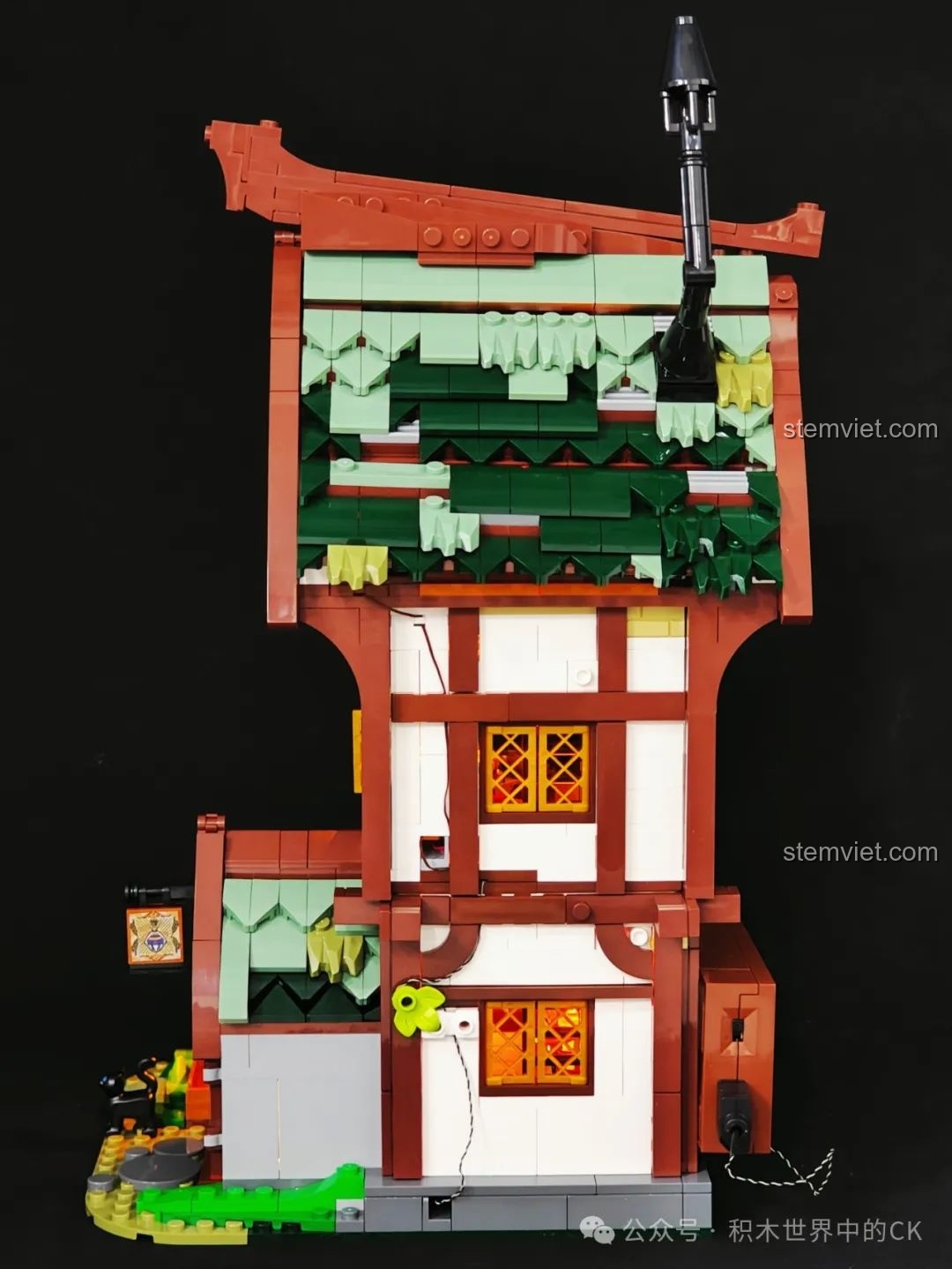 Mặt sau của mô hình FunWhole F9024 Tiệm Thuốc Thời Trung Cổ, với hộp pin được giấu kín.