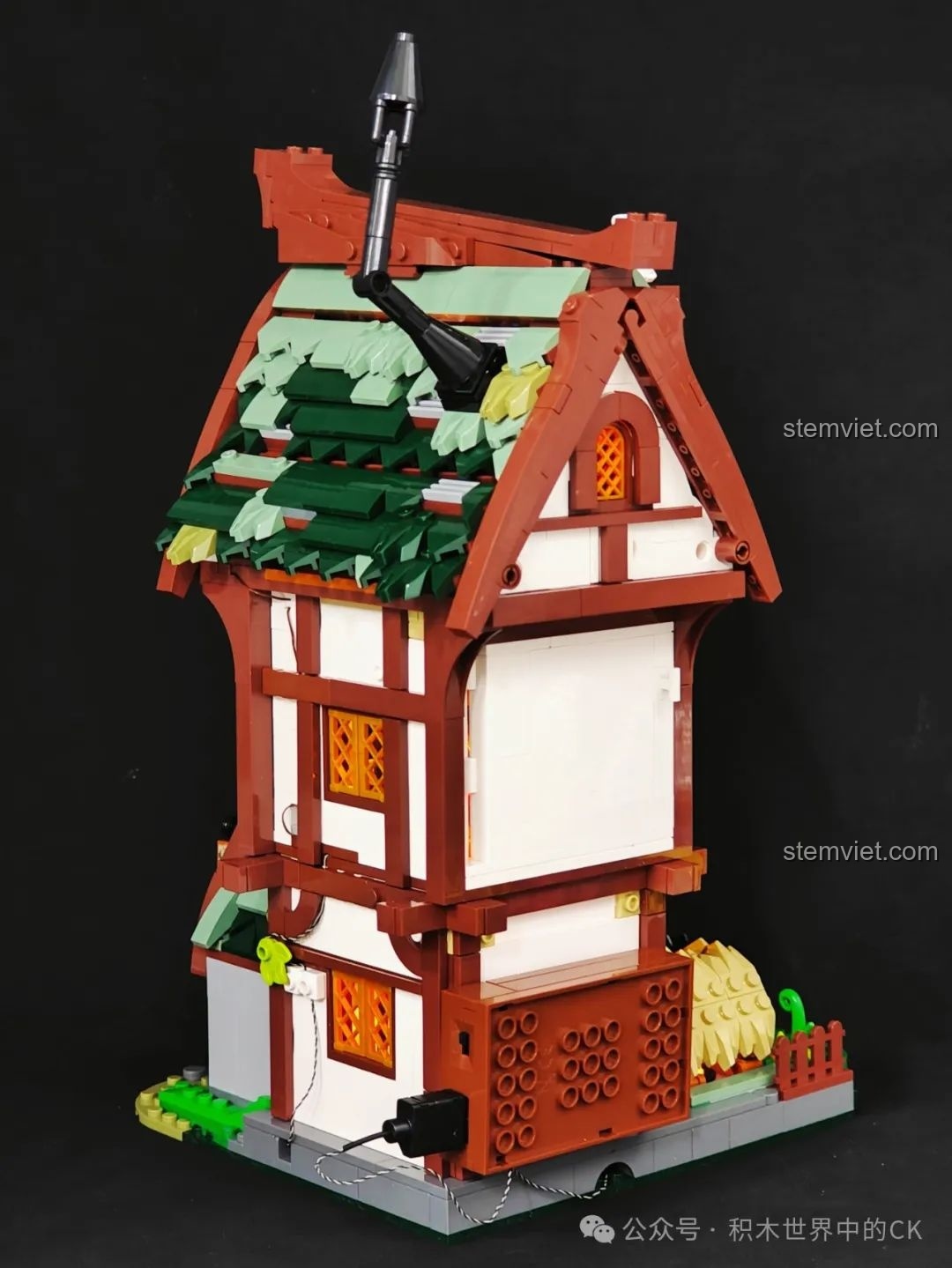 Cận cảnh khu vườn của bộ FunWhole F9024 Tiệm Thuốc Thời Trung Cổ, với hoa và cây xanh.