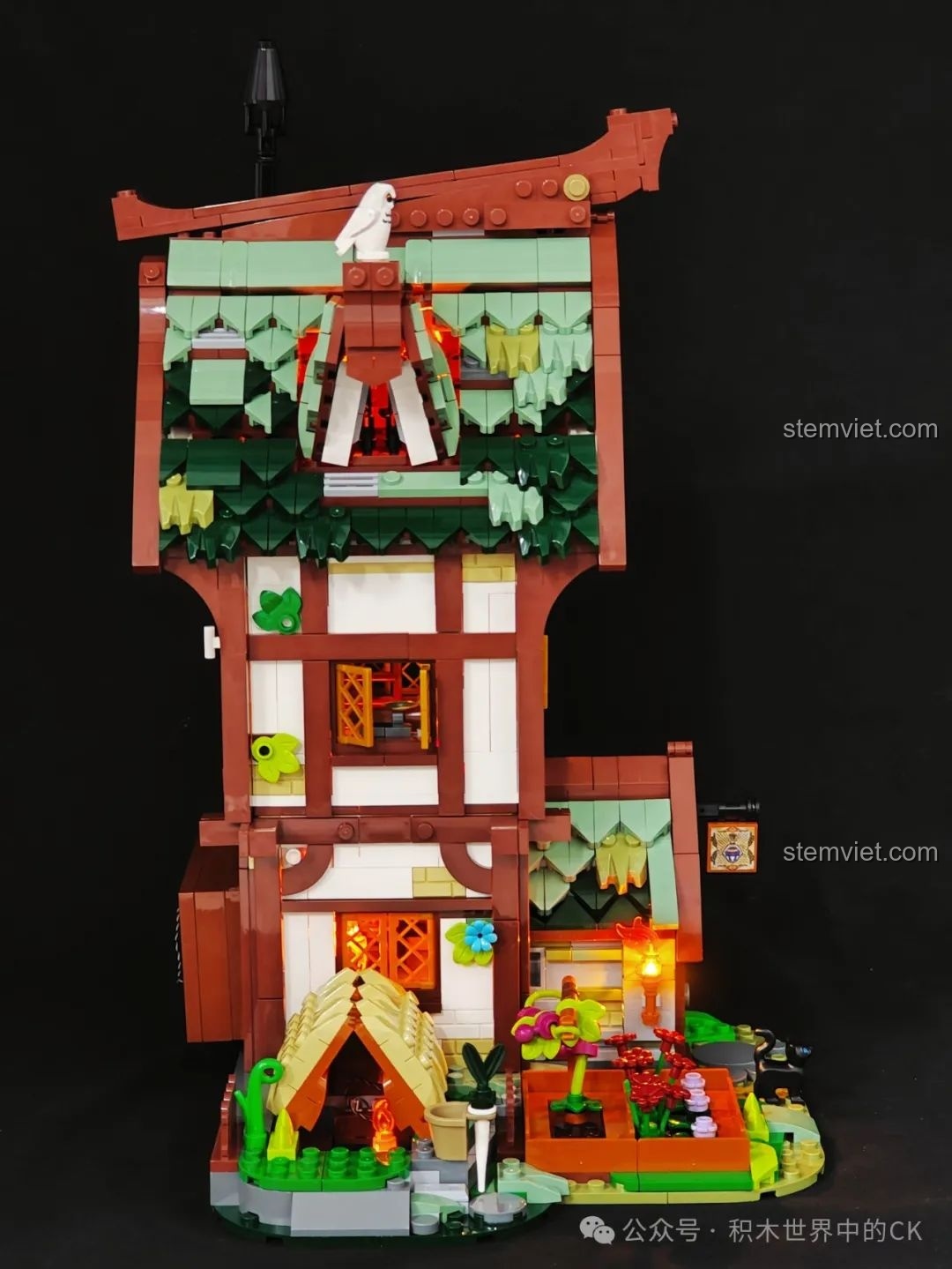 Nội thất tầng trệt của bộ FunWhole F9024 Tiệm Thuốc Thời Trung Cổ với đèn LED sáng.