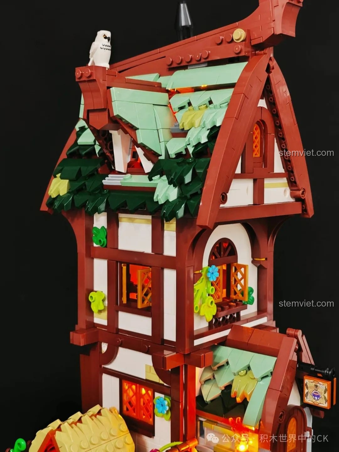 Toàn cảnh nội thất tầng trên của bộ FunWhole F9024 Tiệm Thuốc Thời Trung Cổ.