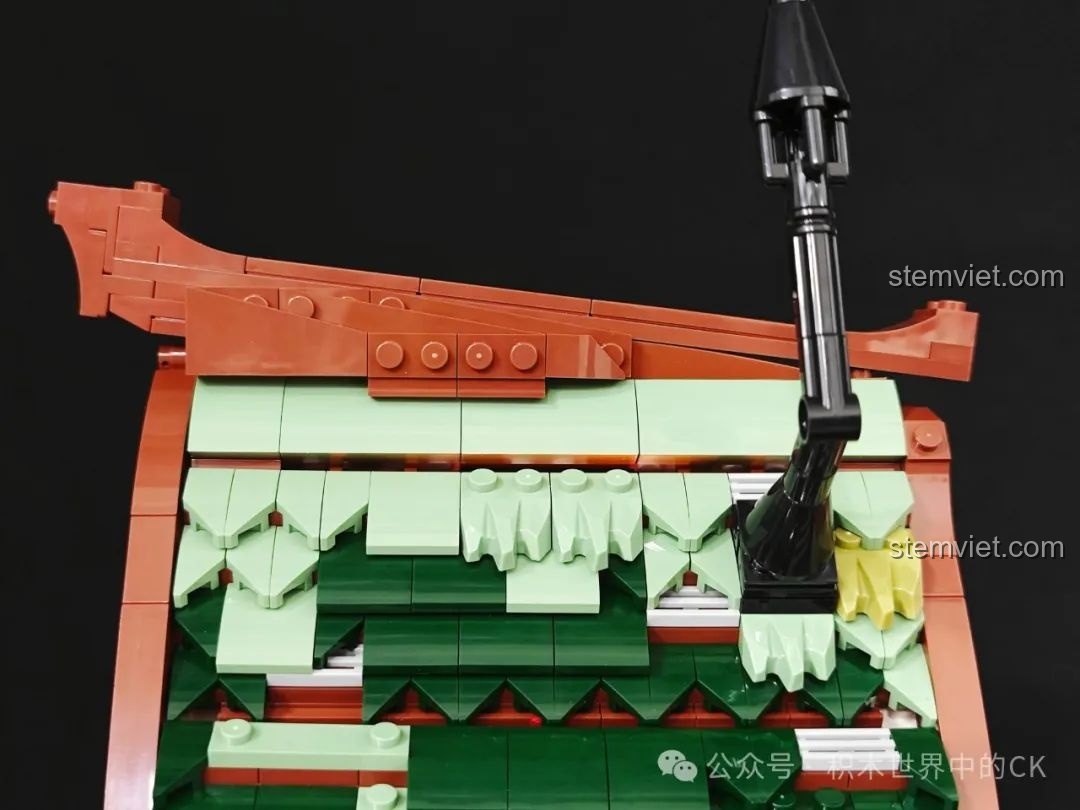 Hộp pin được giấu kín đáo ở mặt sau của bộ FunWhole F9024 Tiệm Thuốc Thời Trung Cổ.