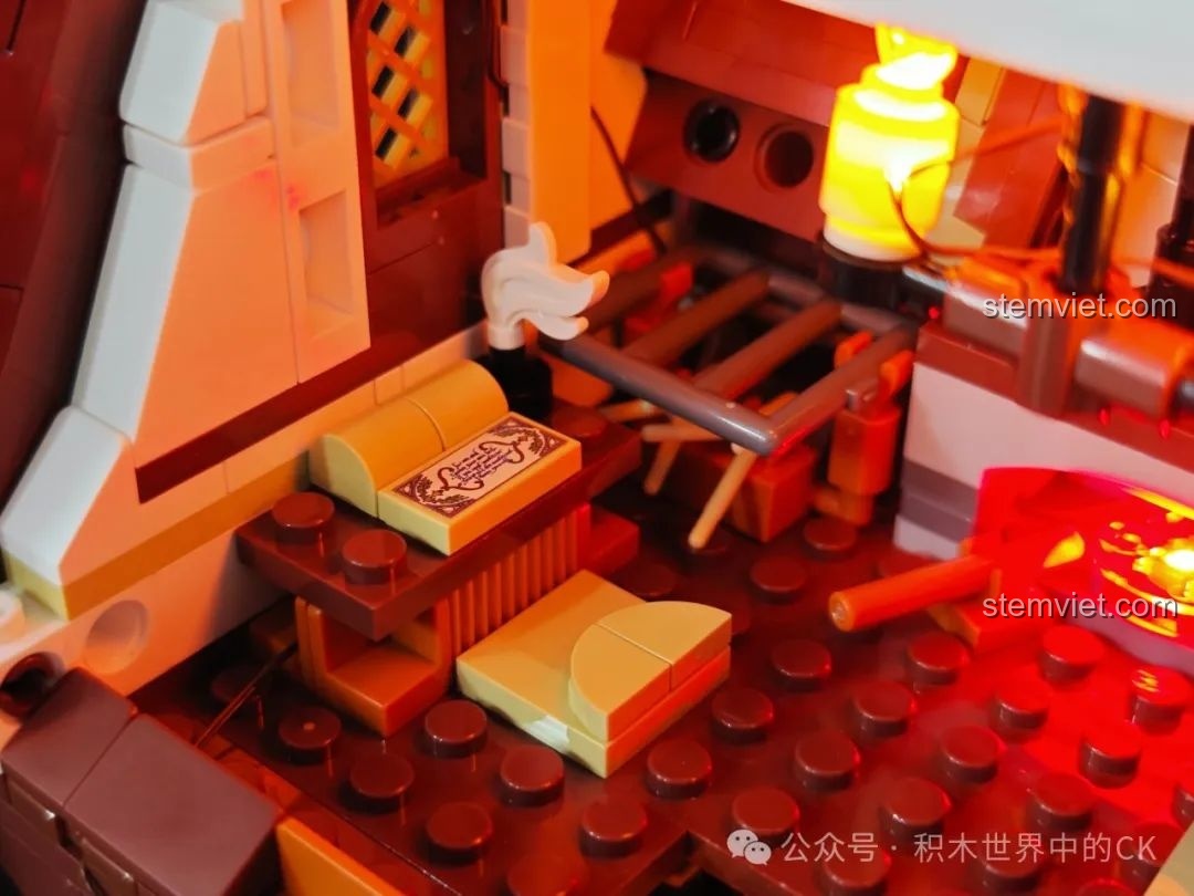 Cận cảnh những ngọn nến có đèn LED trên gác mái của bộ FunWhole F9024 Tiệm Thuốc Thời Trung Cổ.