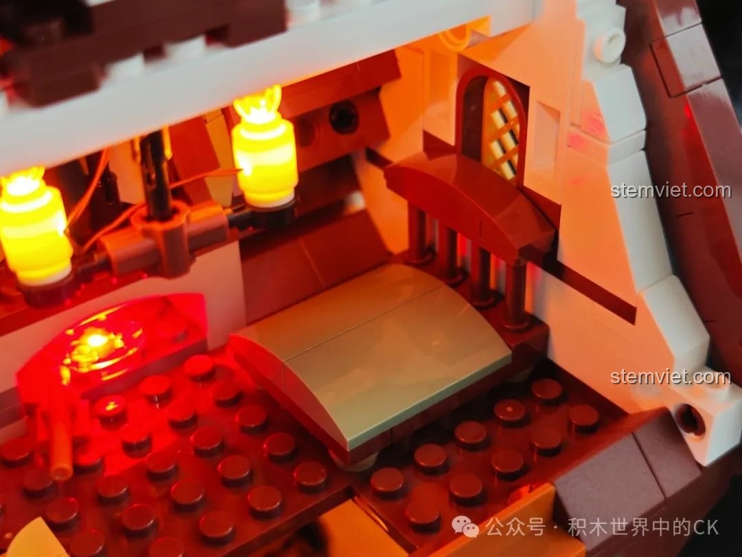 Chi tiết kệ sách và vật phẩm trên gác mái của bộ FunWhole F9024 Tiệm Thuốc Thời Trung Cổ.