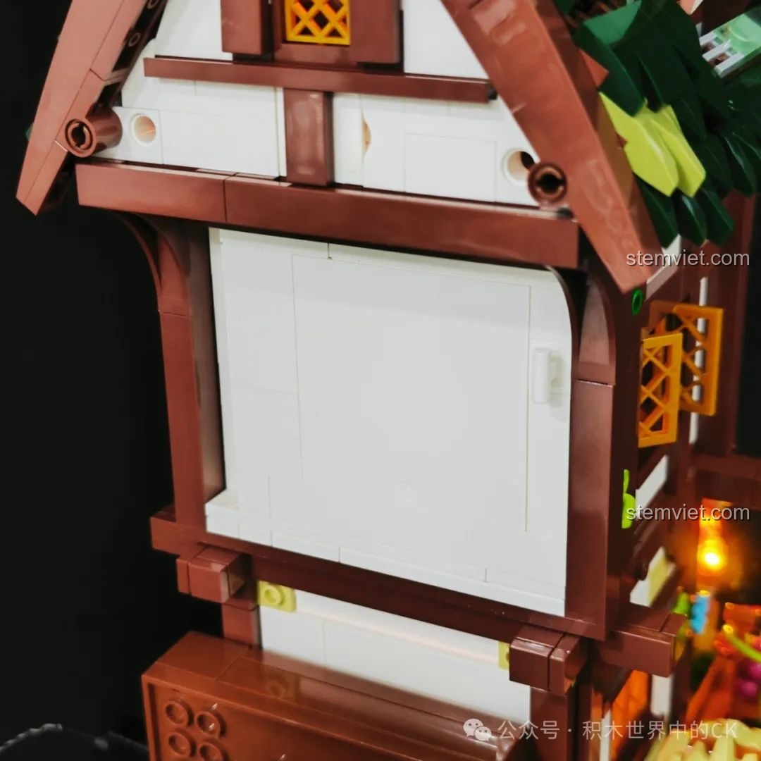 Góc nhìn cận cảnh khác của nến và sách cổ trên gác mái bộ FunWhole F9024 Tiệm Thuốc Thời Trung Cổ.