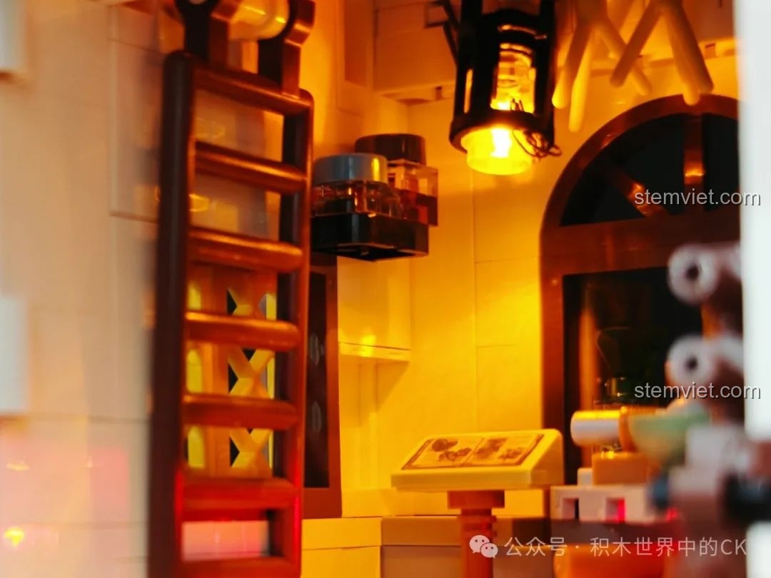 Chú cú trắng đậu trên mái nhà của bộ FunWhole F9024 Tiệm Thuốc Thời Trung Cổ.