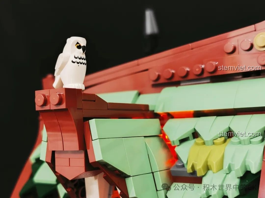 Mô hình FunWhole F9024 Tiệm Thuốc Thời Trung Cổ với đèn LED sáng rực, góc nhìn chính diện.