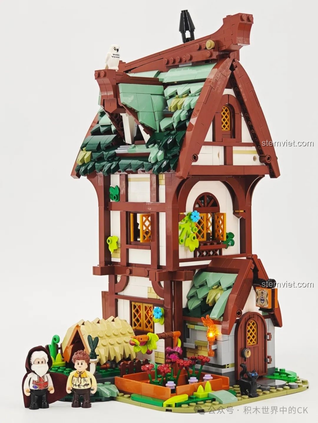 Góc nhìn nghiêng của mô hình FunWhole F9024 Tiệm Thuốc Thời Trung Cổ với đèn LED.