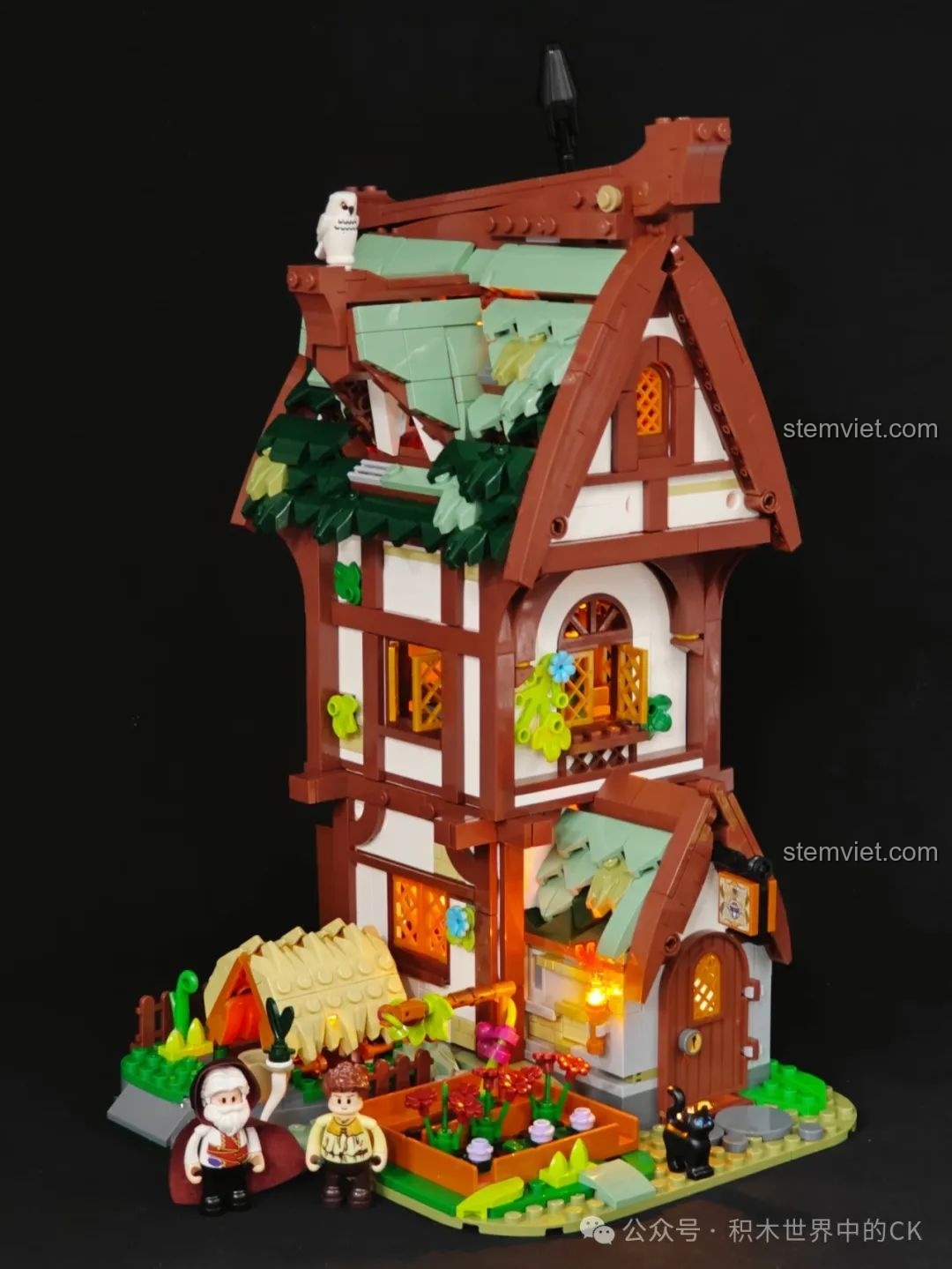 Mặt sau của mô hình FunWhole F9024 Tiệm Thuốc Thời Trung Cổ với đèn LED bật sáng.