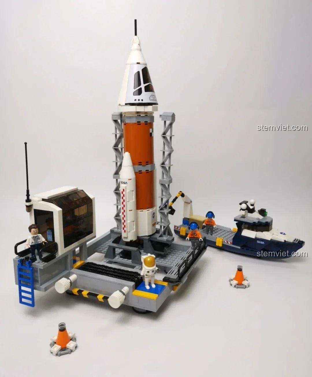 Toàn cảnh bộ lắp ráp GUDI 10804 Trung Tâm Phóng Tàu Con Thoi Atlantis hoàn chỉnh, bao gồm bệ phóng, tên lửa và tàu công trình.