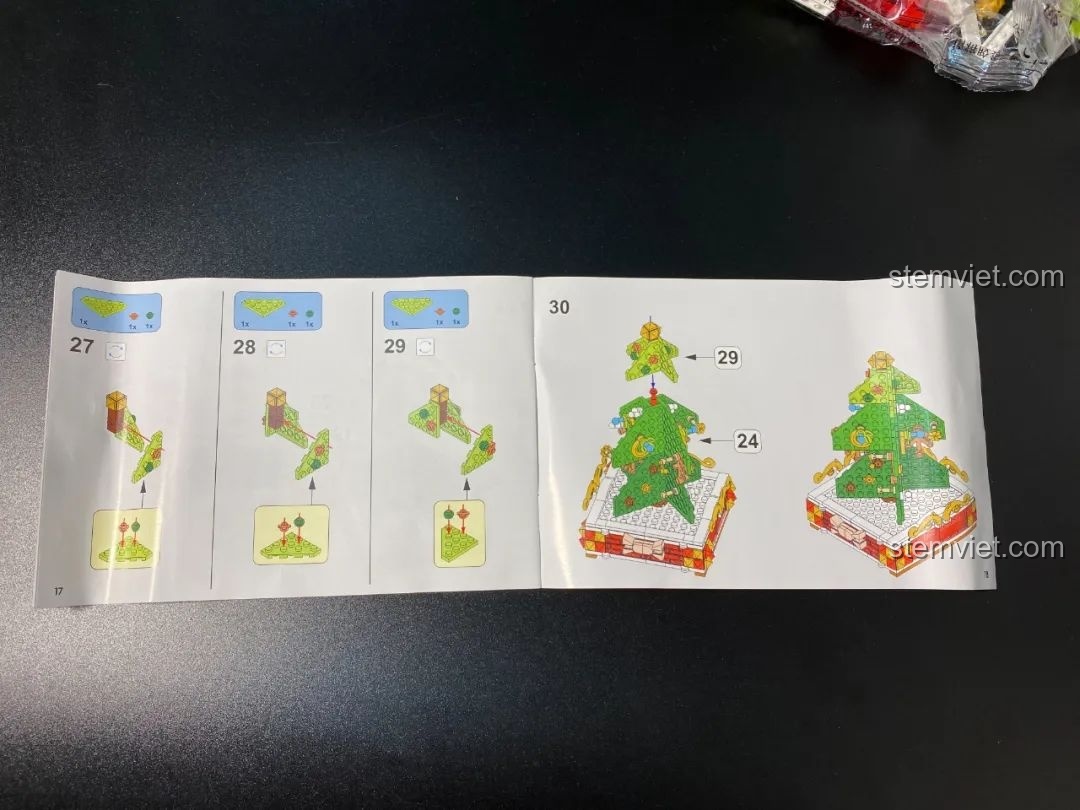 Minh họa các bước lắp ráp đồ chơi JAKI JK5111 Cây Thông Giáng Sinh trong sách hướng dẫn.