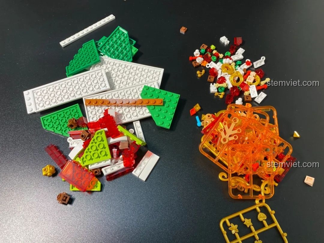 Các linh kiện đồ chơi lắp ráp JAKI JK5111 Cây Thông Giáng Sinh với nhiều màu sắc và hình dạng khác nhau.