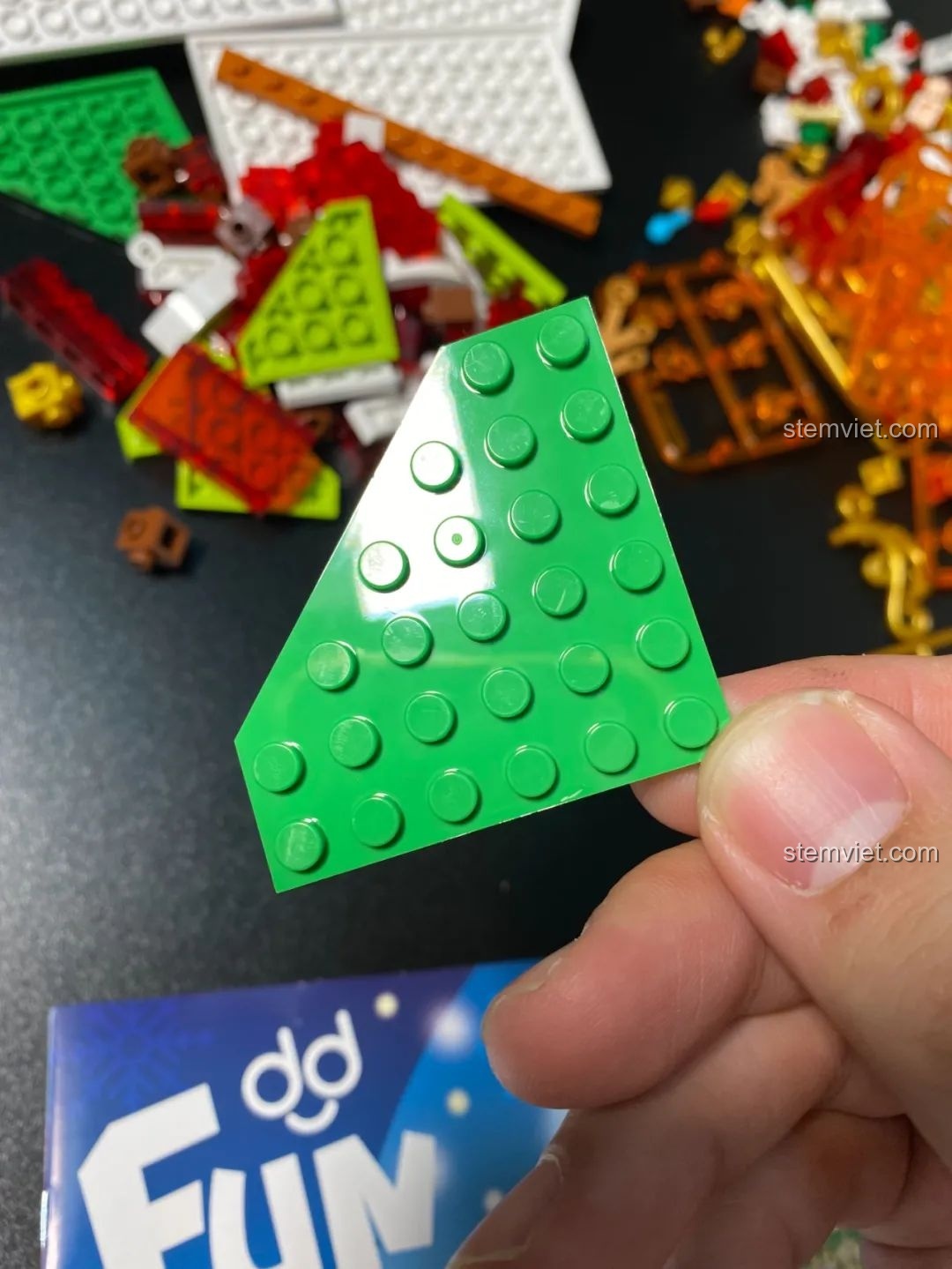 Cận cảnh một mảnh ghép màu xanh lá của đồ chơi lắp ráp JAKI JK5111 Cây Thông Giáng Sinh, cho thấy chất lượng cao.