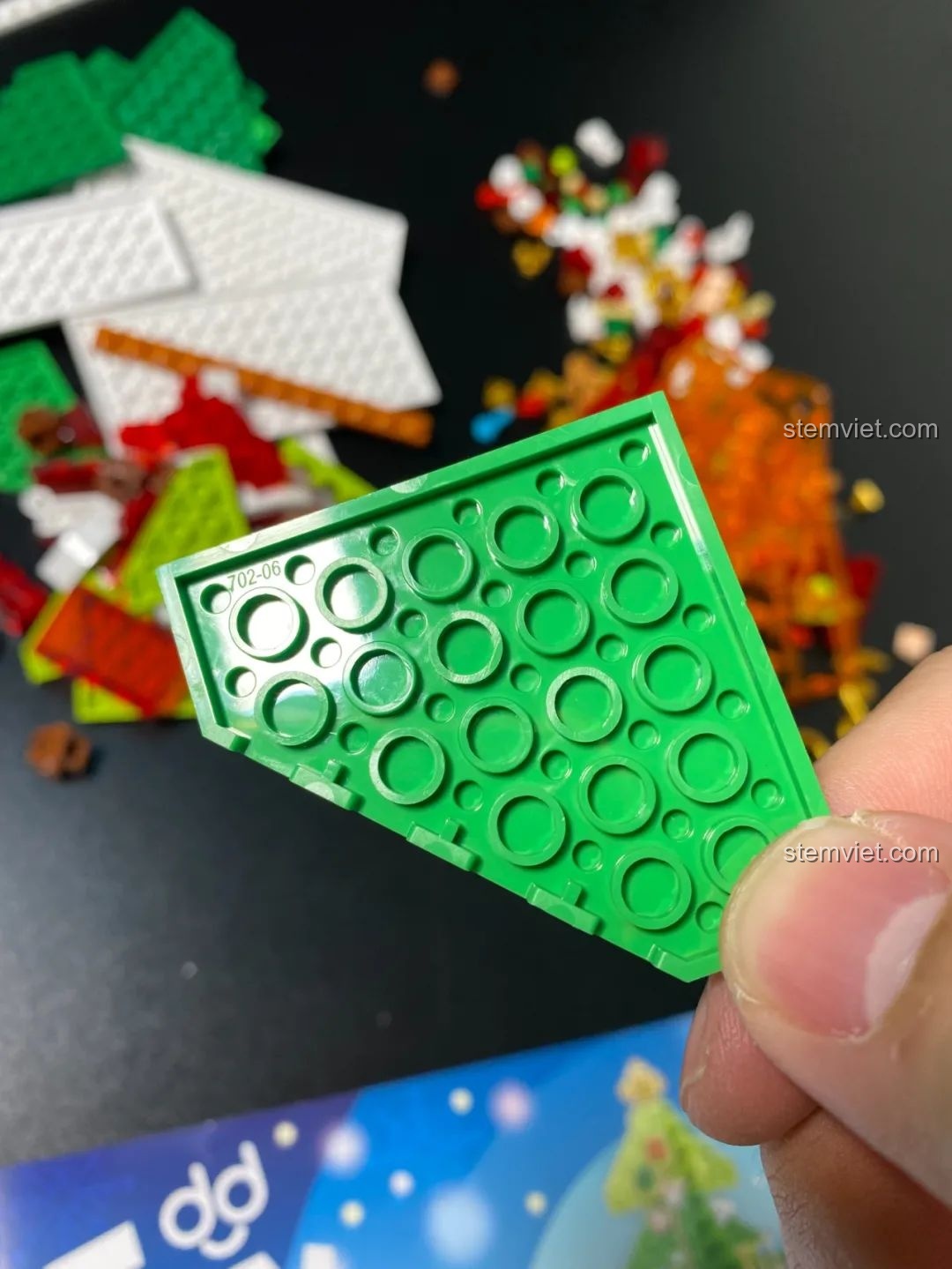 Mặt sau của một mảnh ghép đồ chơi lắp ráp JAKI JK5111 Cây Thông Giáng Sinh, thể hiện độ chắc chắn.