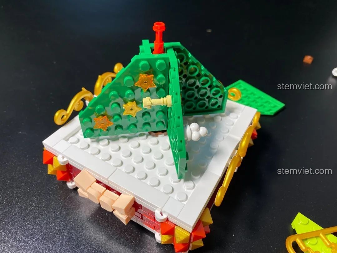 Cấu trúc cây thông của đồ chơi lắp ráp JAKI JK5111 Cây Thông Giáng Sinh với thiết kế chữ thập độc đáo.