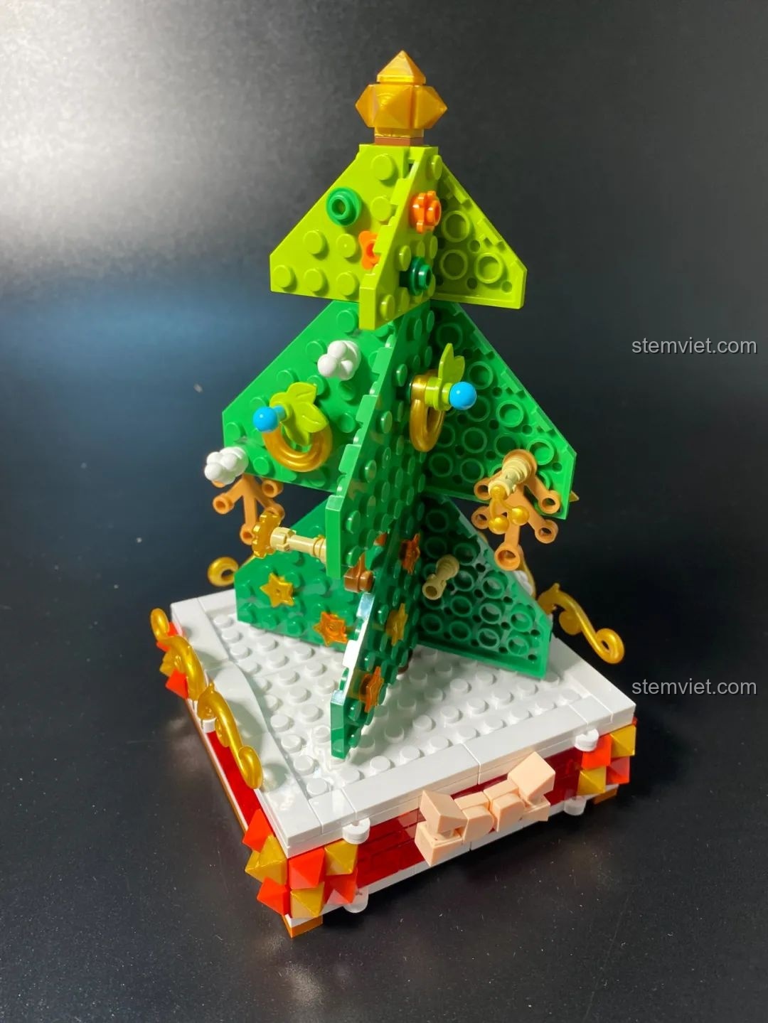 Mô hình đồ chơi lắp ráp JAKI JK5111 Cây Thông Giáng Sinh đã hoàn thiện, sẵn sàng trưng bày.