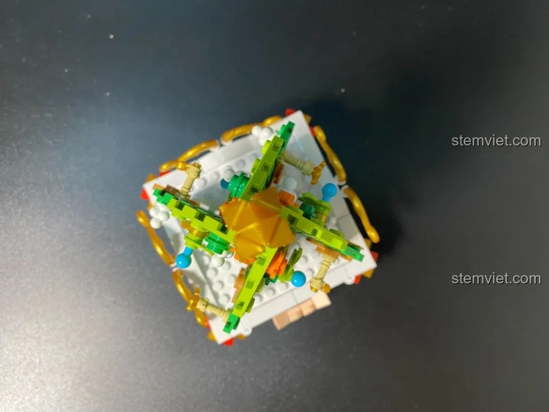 Góc nhìn từ trên xuống của mô hình đồ chơi lắp ráp JAKI JK5111 Cây Thông Giáng Sinh.